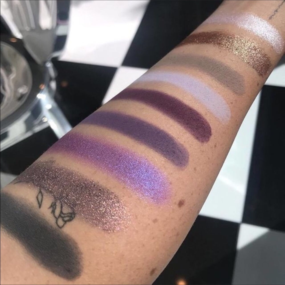 🎉2 X HP🎉 Kylie The Purple Eyeshadow Palette - Picture 11 of 16